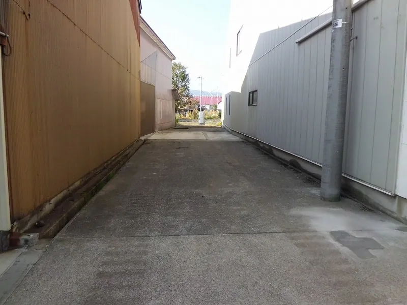 両隣に家が接する木造2階建て（35坪）の解体後