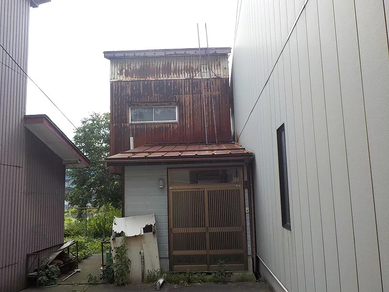 両隣に家が接する木造2階建て（35坪）の解体前